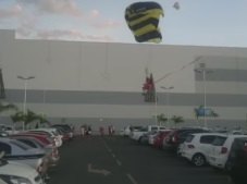 Papai Noel paraquedista cai em carro durante pouso no shopping - VÍDEO 