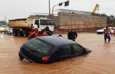 Condutor de veículo é surpreendido por onda de lama e carro fica submerso - Fotos e vídeo