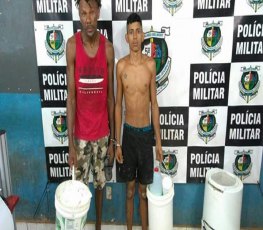 Polícia flagra dupla realizando arrastão em residência