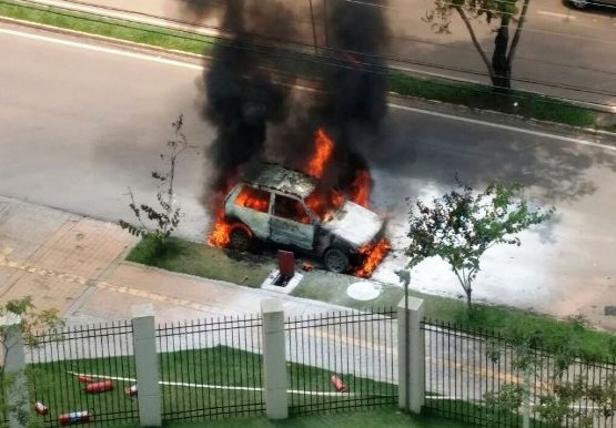 Carro de autoescola pega fogo em frente a condomínio de luxo - VÍDEO