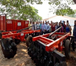 Edson Martins participa de entrega de máquinas agrícolas para Cerejeiras 