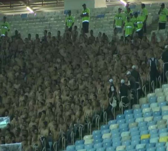 Torcedores do Corinthians recebem tratamento de presídio no Maracanã