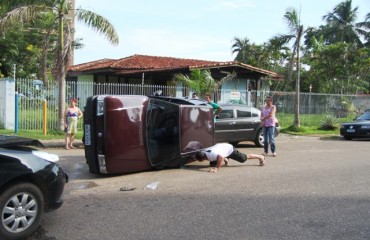 MAIS UM - Carro tomba após batida em cruzamento não sinalizado, capital parece cidade sem lei