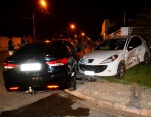 Motorista avança preferencial e carros colidem em cruzamento 