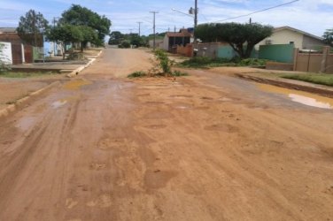 Moradores protestam contra buracos que tomam conta de rua