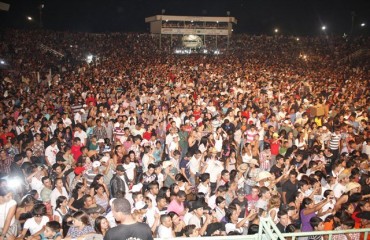 PIMENTA BUENO - Michel Teló leva mais de 15 mil pessoas ao Parque de Exposições 