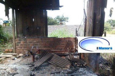 Incêndio destrói casa no bairro Santo Antônio