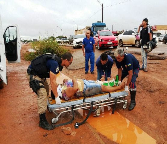 Motociclista fica jogada dentro de vala ao ser atropelada na BR