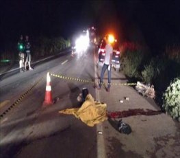 Motociclista morre após se chocar com carreta na BR-364