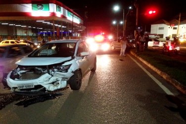 Motorista avança sinal vermelho e provoca forte colisão