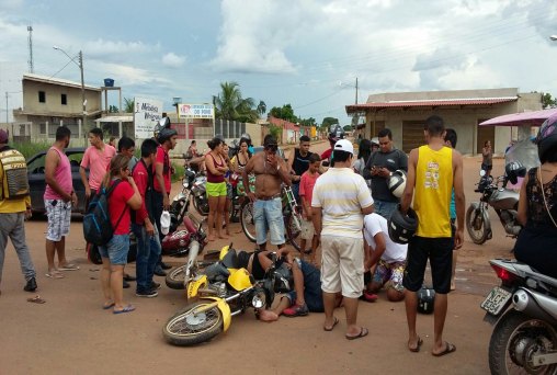 Acidente entre motos deixa um ferido e outro vomitando sangue