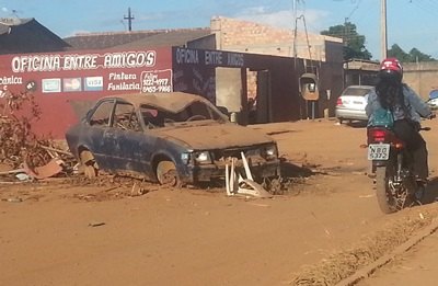 Moradores fecham rua na Zona Sul para protestar buracos e inoperância da administração