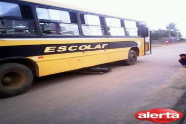 Ônibus escolar atropela motociclista