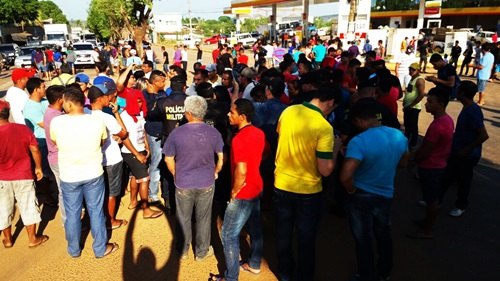 PROTESTO - Garimpeiros fecham trecho da BR 319 em Porto Velho

