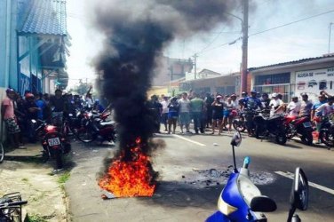 Trabalhadores do Boi Caprichoso fazem protesto em Parintins por falta de pagamento