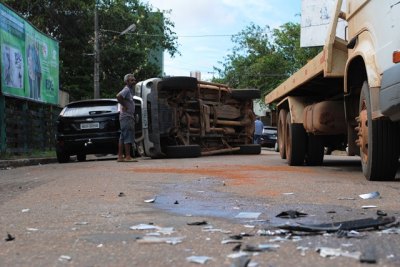 Motorista avança preferencial e capota automóvel no centro da cidade
