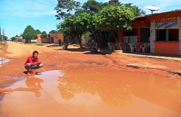 SANEAMENTO BÁSICO – Sem drenagem ruas do bairro Caladinho viram grandes lagoas – Fotos e vídeo
