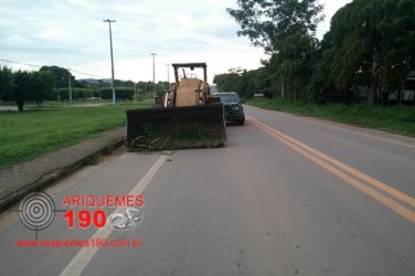 Caminhonete colide com pá carregadeira na BR-421