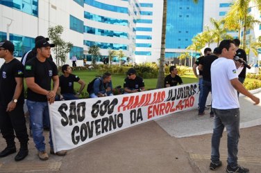 Alunos formados na academia de Agentes Penitenciários realizam protesto em frente ao CPA