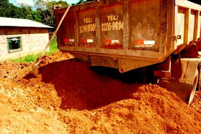 Caçambeiro é salvo após ser soterrado por cascalho
