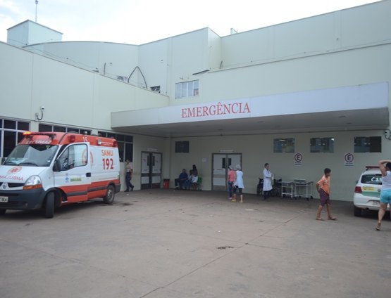 Em ato de nervosismo, PRF aponta arma para médico em hospital