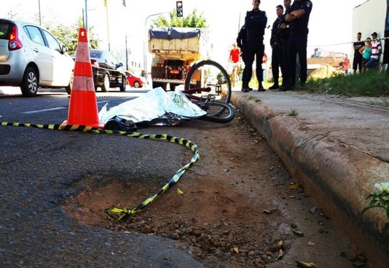 Ciclista é esmagada por caçamba ao desviar de buraco em avenida na capital
