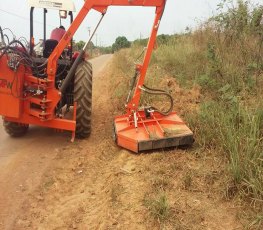 ZONA RURAL: Roçadeira articulada ajuda na limpeza 