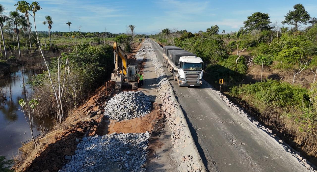 TAÍSSA SOUSA: Deputada acompanha obras de elevação da BR-425 após alagamentos