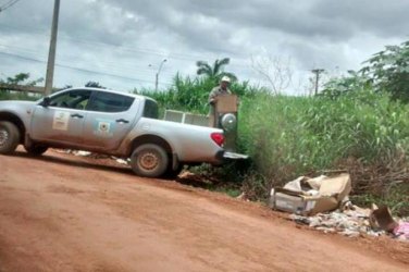 CENA DA CIDADE - Motorista da prefeitura é flagrado jogando lixo na rua