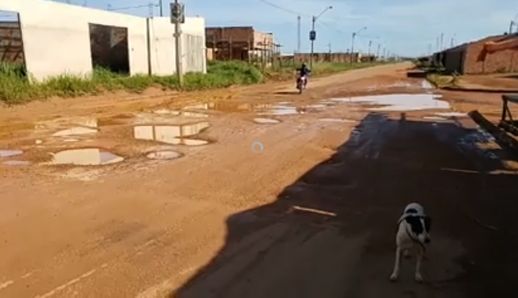 SEM CONDIÇÕES: Rua de acesso ao condomínio Cristal da Calama está abandonada