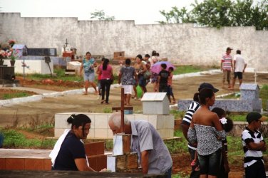 Amigos e familiares homenageiam seus mortos no dia de finados 