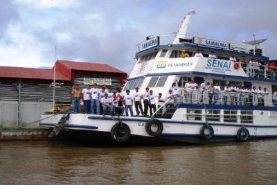 Barco-escola leva qualificação profissional à jovens ribeirinhos 