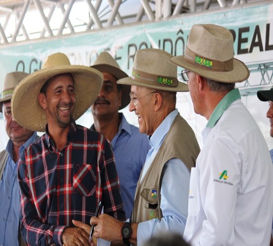 RONDONIA RURAL SHOW - Governo entrega cheques do banco do Povo