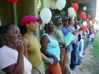 Grevistas e sem-terra do MCC dão as mãos para manifestar no Incra