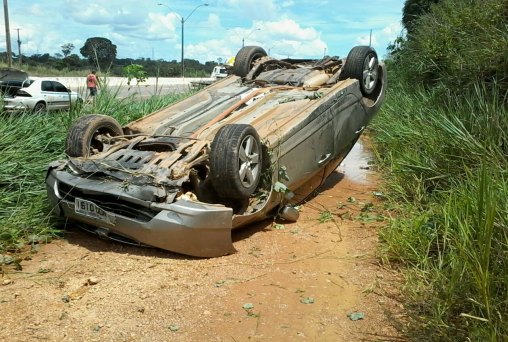 Motorista capota carro na BR próximo a capital