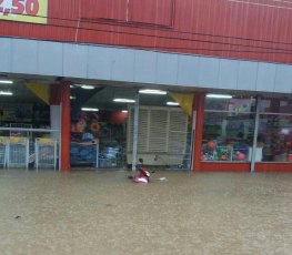 CAPITAL: Forte chuva deixa avenidas inundadas; veículos ficam submersos