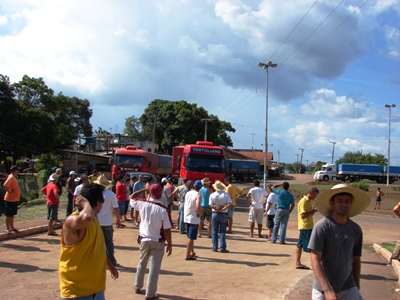 Caminhoneiros não entram em acordo com direção da Hermasa e paralisação na BR 319 prossegue