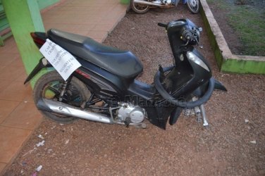 Policiais recuperam moto abandonada em matagal