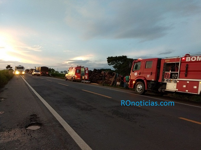 Motorista perde controle e carreta tomba as margens da BR 364