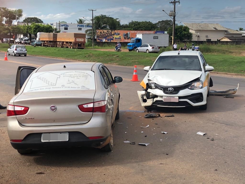 COLISÃO: Acidente entre carro de autoescola e siena deixa mulher ferida