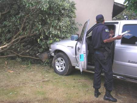 Menor perde direção do veículo e invade sala de residência quando família almoçava - Foto