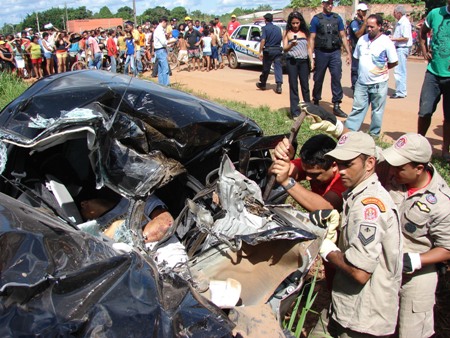 URGENTE - Caminhão tomba em cima de um carro; vítima se encontra presa nas ferragens - Foto 