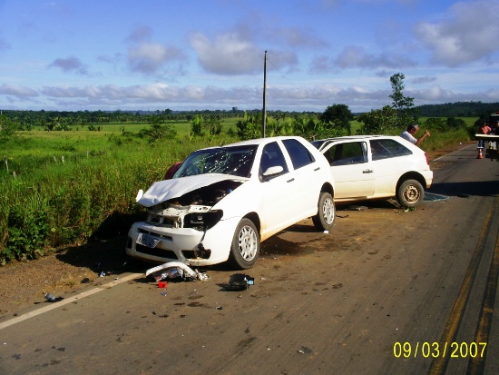 Veículo colide de frente com outro na BR por causa de um buraco na pista - Veja foto