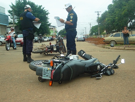 CENA DA CIDADE - Duas motos se chocam na avenida Calama