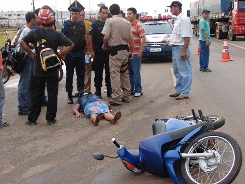 Veículo oficial da Prefeitura bate em motociclista e motorista foge do local sem prestar socorro - Confira fotos    