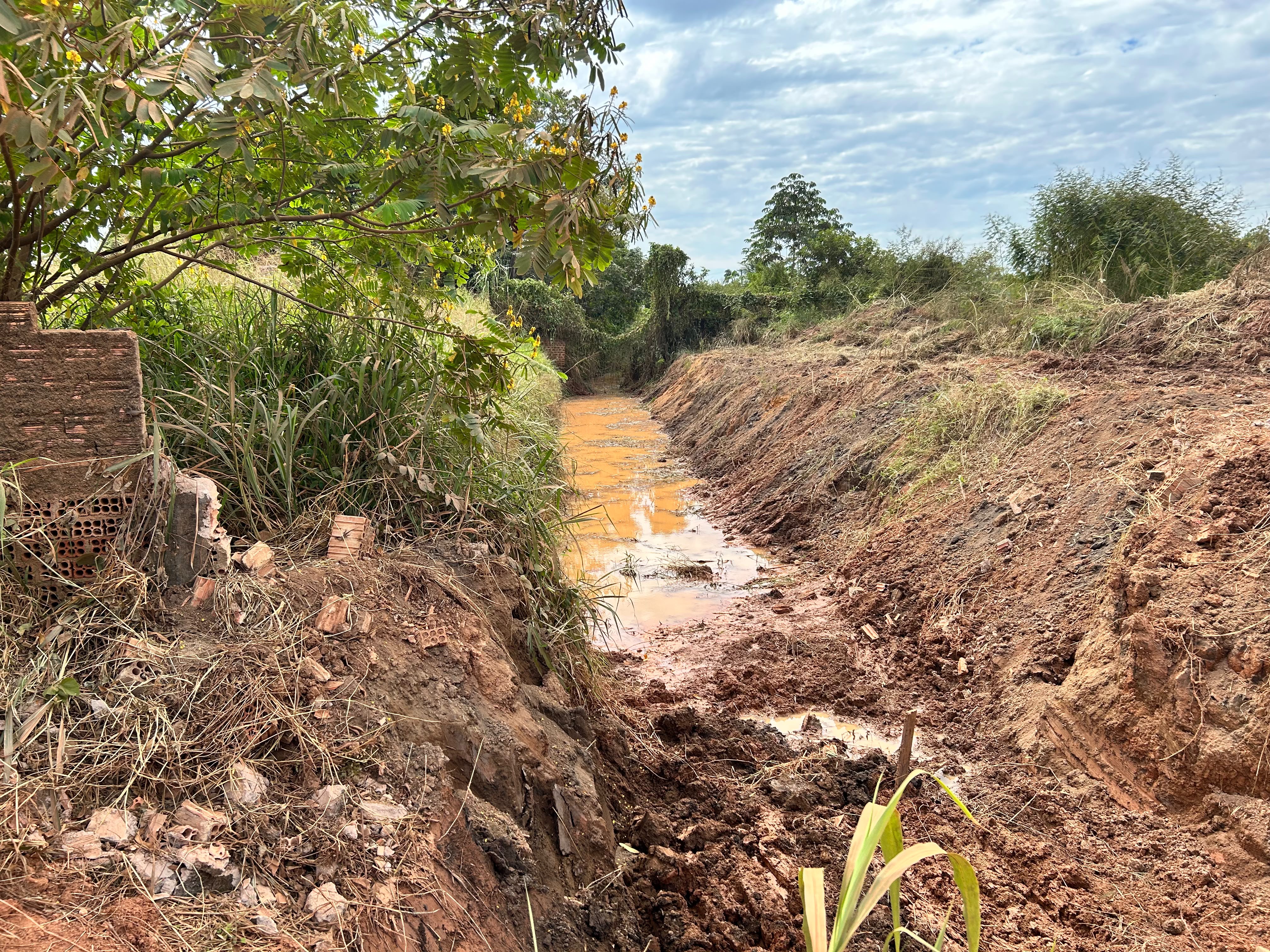 PEDIDO ATENDIDO: Gedeão Negreiros garante limpeza de canal no bairro São Francisco