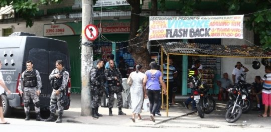 Operação para prender 33 suspeitos de estupro de jovem no RJ tem tiroteio e detido