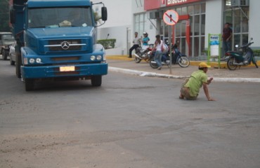 JARU - Homem com problemas psicológicos joga-se em meio a carros - Fotos