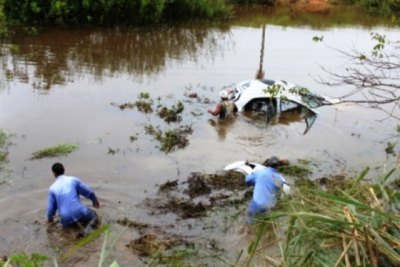 JARU – Mulher perde controle de veículo e  cai em lago 