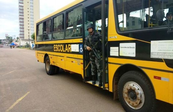 ELEIÇÕES 2016 - Polícia apreende veículo com 22 pessoas na Estrada da Penal